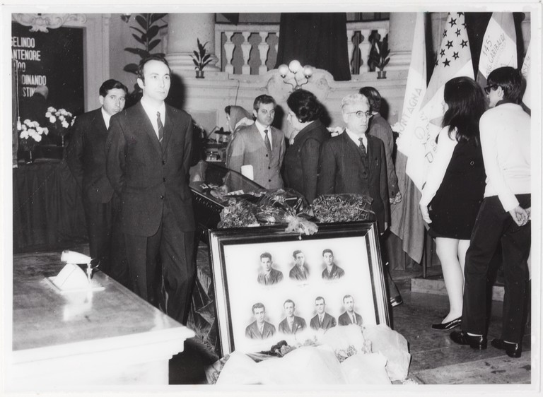 Gattatico-Reggio Emilia, 27-30 marzo 1970, Funerali di Alcide Cervi, camera ardente di Alcide nella Sala del Tricolore di Reggio Emilia, picchetto d'onore